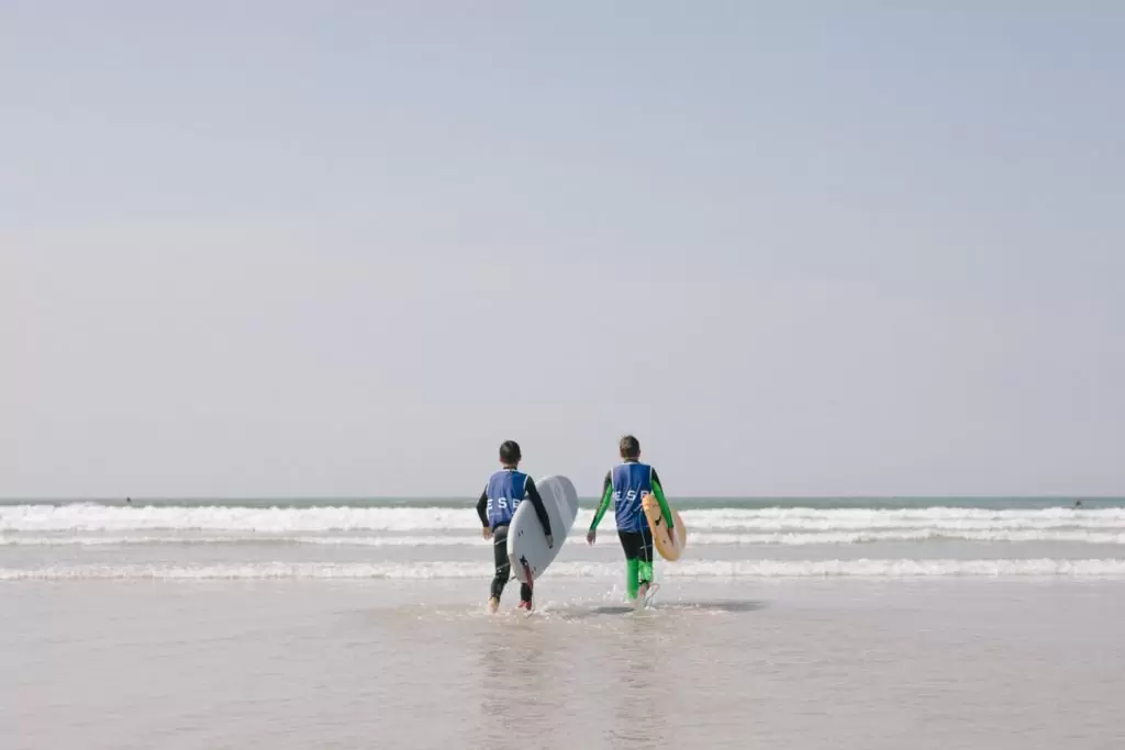 Ecole de Surf Bretagne - Deux surfeurs